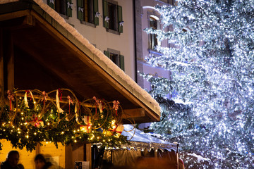Marché de Noël avec son arbre et sa guirlande