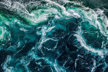 Abstrakcyjne tło. Fale wody rzeki i morza spotykają się podczas przypływu i odpływu. Wiry z wiru Saltstraumen, Nordland, Norwegia - 313642835