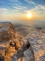 Sunrise in Negev Desert. View of the Makhtesh Ramon Crator at Mitzpe Ramon, Sothern Negev, Israel. - obrazy, fototapety, plakaty