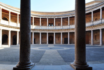Fototapeta premium Innenhof Palast Karl V. in der Alhambra, Granada