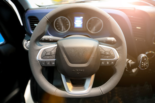 Volant de fourgon, automobile, camionnette et autre v&eacute;hicules utilitaires. int&eacute;rieur et tableau de bord d'un fourgon professionnel