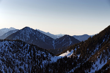 Blick vom Gipfel des Herzogstands auf die verschneiten Lechtaler Alpen, Bayern, Deutschland