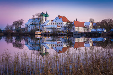 Kloster in Seeon mit Schnee im Winter