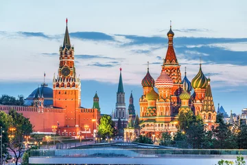  Kremlin en St. Basil& 39 s Cathedral op het Rode Plein, Moskou, Rusland © romanevgenev