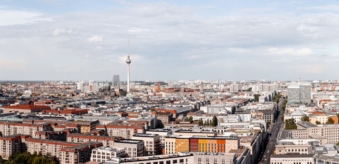 Berlin von oben mit Blick auf den Fernsehturm und den Berliner Dom © Sebastian Grote
