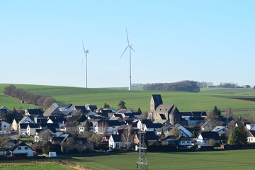 Blick auf Mayen-Alzheim mit Windrädern