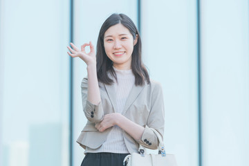 OKサインをするビジネスウーマン