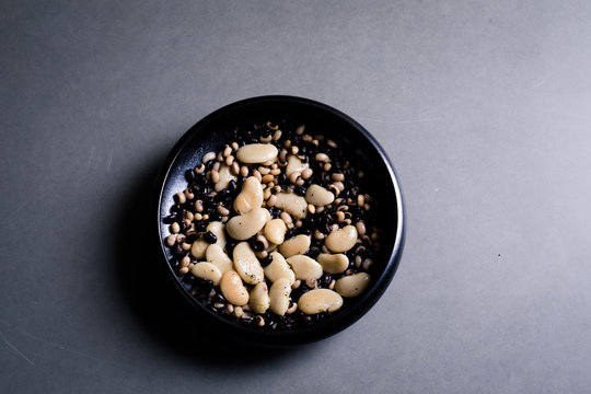 Overhead view of lima beans in bowl
