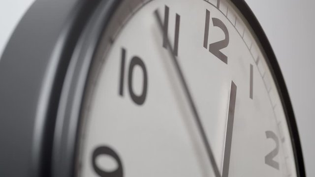 Clock Face from 10 to 12 hours oclock changed focus