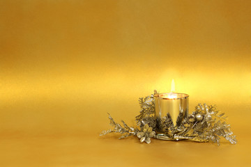 Dekoracja Świąteczna, z płonącą świecą na złotym tle, religia i kultura.