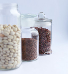 Storage of dry products in glass jars