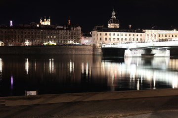 Le pont de la Guillotière à Lyon le long sur le fleuve Rhône de nuit et l'ancien hôpital de l'Hôtel Dieu - Ville de Lyon - Département du Rhône - France