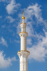 Fototapeta na wymiar Minaret of the mosque against blue skies in Abu Dhabi, UAE 