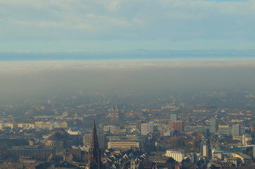 Nebelvorhang vor Freiburg