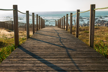 Obraz premium wooden fence and walkway to the beach