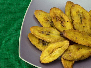 Plátanos fritos como postre servidos en un plato