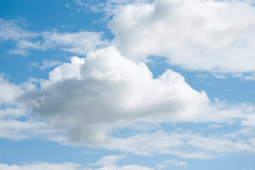 Ciel bleu nuageux.  Cloudy blue sky.