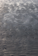 France. Bretagne. plage de sable, sillons laissé par l'eau à marée basse.  sandy beach, furrows left by water at low tide.