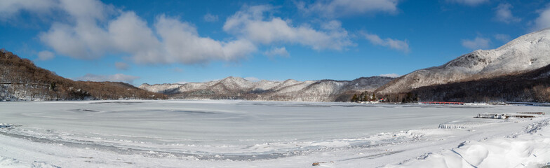 凍った湖畔と山々　赤城山　凍結した大沼湖