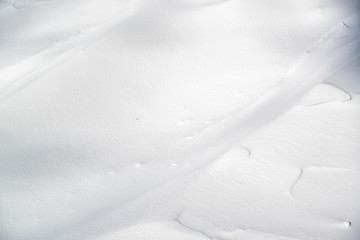 風に削られて模様のついた雪原