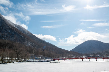 赤城山と凍結した大沼湖　啄木鳥橋