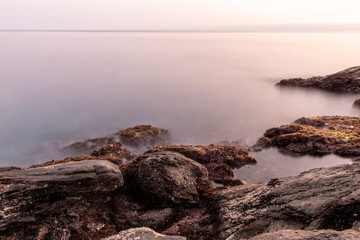 Fototapeta na wymiar Beautiful sunset over the sea and rocks