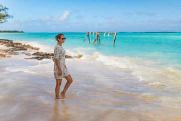 Obraz premium Frau posiert am Traumstrand auf Exuma, Bahamas