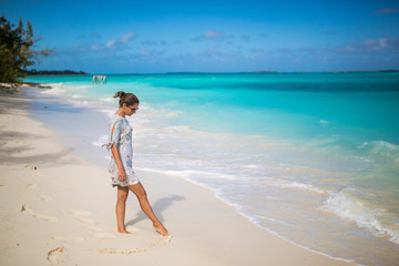 Schöne frau an einem Traumhaften Strand in der Karibik