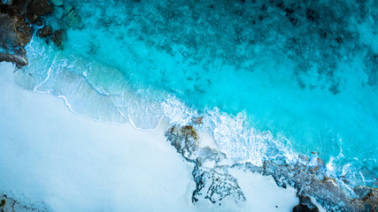 Traumhaft türkises Meer von Drohne fotografiert