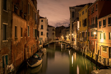 Fototapeta na wymiar picturesque water canal in Venice 