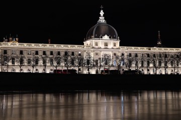 Fototapeta premium L'ancien hôpital de l'Hôtel Dieu à Lyon vu de nuit le long du fleuve Rhône - Ville de Lyon - Département du Rhône - France