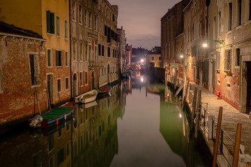 Fototapeta na wymiar picturesque water canal in Venice 
