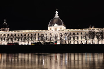 Fototapeta premium L'ancien hôpital de l'Hôtel Dieu à Lyon vu de nuit le long du fleuve Rhône - Ville de Lyon - Département du Rhône - France