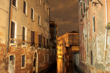 Fototapeta na wymiar beautiful water canal in Venice 
