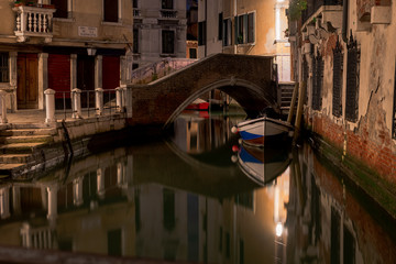 Obraz na płótnie Canvas docked boat on a picturesque water canal in Venice italy