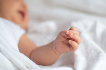 Closeup of an newborn hand when he is on bed