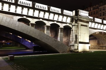 Fototapeta na wymiar Le pont Wilson sur le fleuve Rhône à Lyon la nuit - Ville de Lyon - Département du Rhône - France