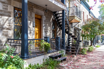 Obraz premium Montreal, typowy wiktoriański dom z zewnętrzną klatką schodową w dzielnicy Plateau Mont-Royal jesienią