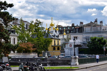 une rue dans gen&egrave;ve et vue sur le haut de l'&eacute;glise russe en suisse