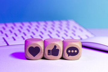 Réseaux sociaux - Pictogrammes de réseaux sociaux devant un clavier et une souris d'ordinateur