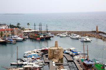 Blick vom Kastell auf den historischen Hafen