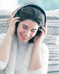 Chica escuchando música