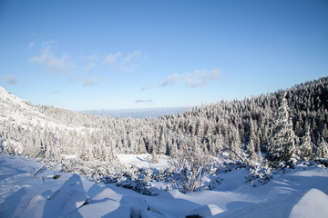 zimowy krajobraz z gór, biały śnieg