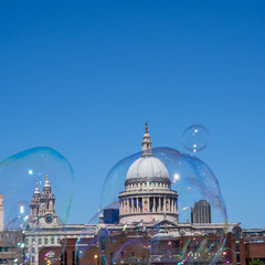 Obraz premium Stunning landmarks captured in the reflection of a bubble