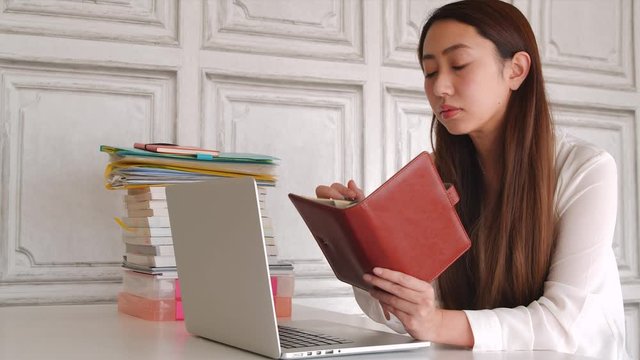 メモをとる女性