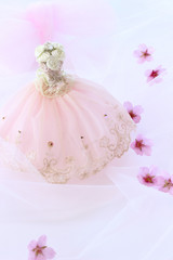 幸せな結婚　桜の花とウェディングドレス