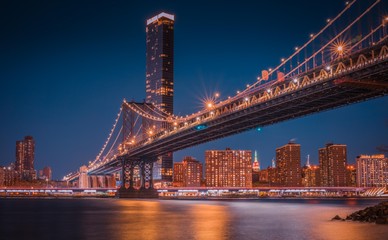 Fototapeta na wymiar new york bridge night lighting lights buildings skyline brooklyn architecture downtown skyscraper