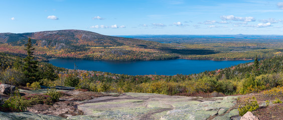 Fototapeta na wymiar Panorama of a colorful autumn forest and lake in Acadia National Park, Maine