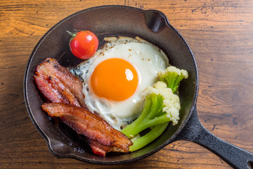 ベーコンエッグ Bacon egg with cast-iron skillet