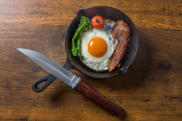 ベーコンエッグ Bacon egg with cast-iron skillet